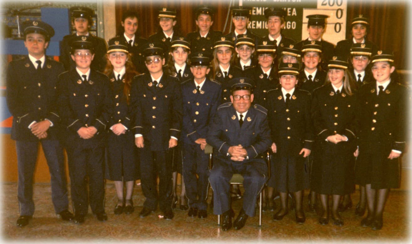 Alumnos y alumnas de la antigua escuela de música de AMUECI junto al maestro Enrique López Gómez